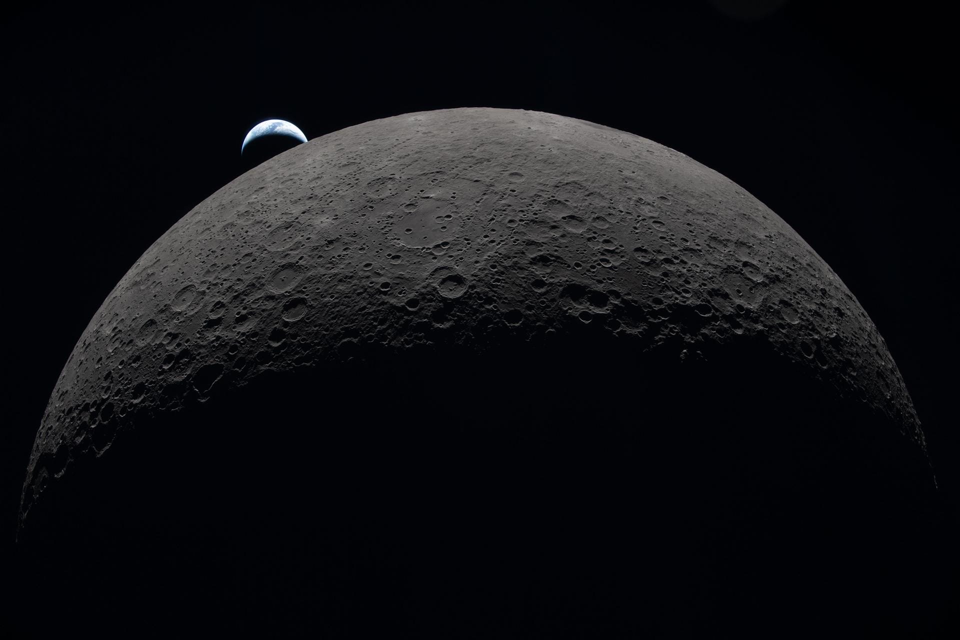 Artemis II Captures Spectacular Images of ‘Earthset’ from Deep Space
