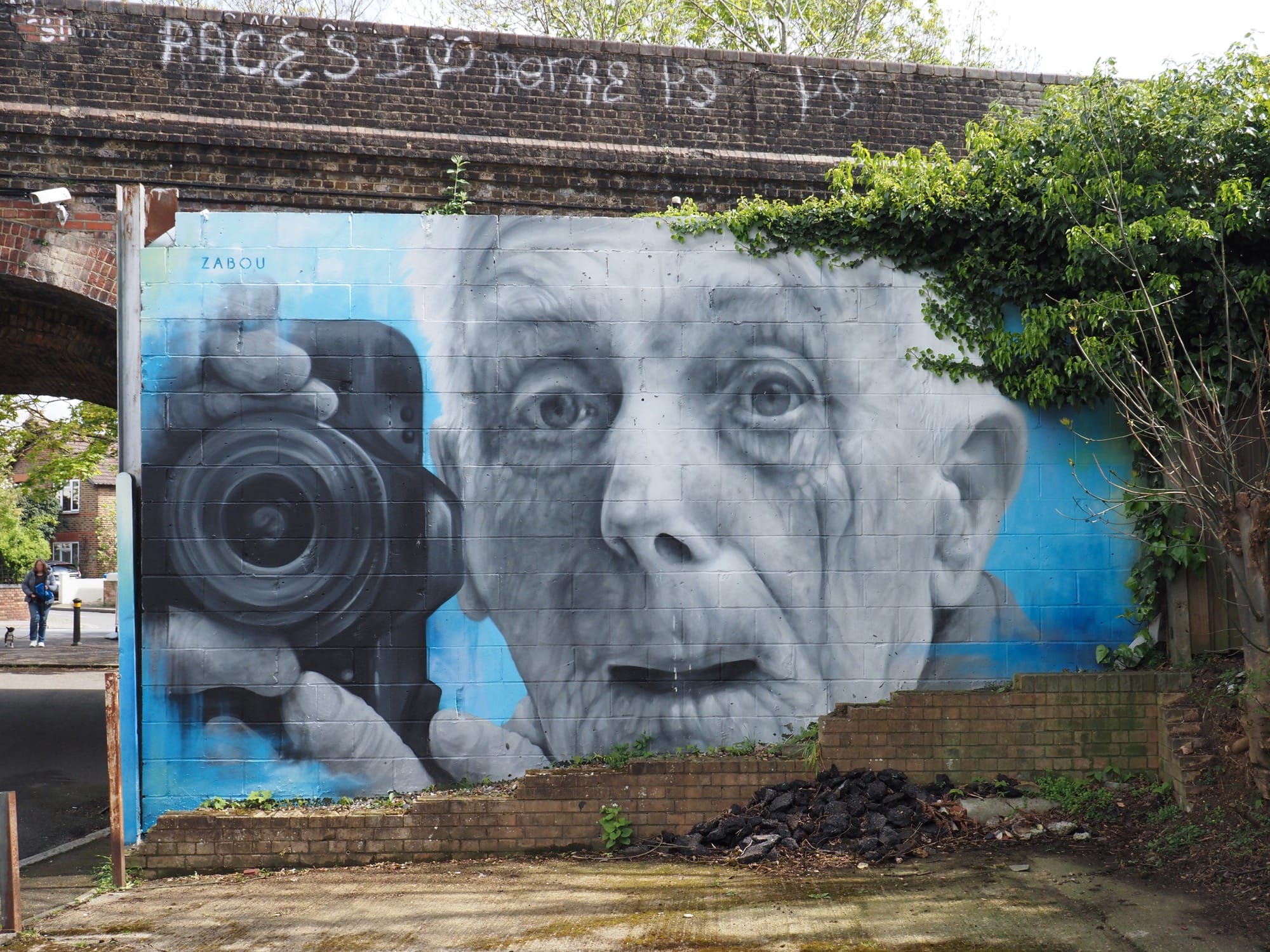 a mural by Zabou of Gordon Gibbens holding up a camera